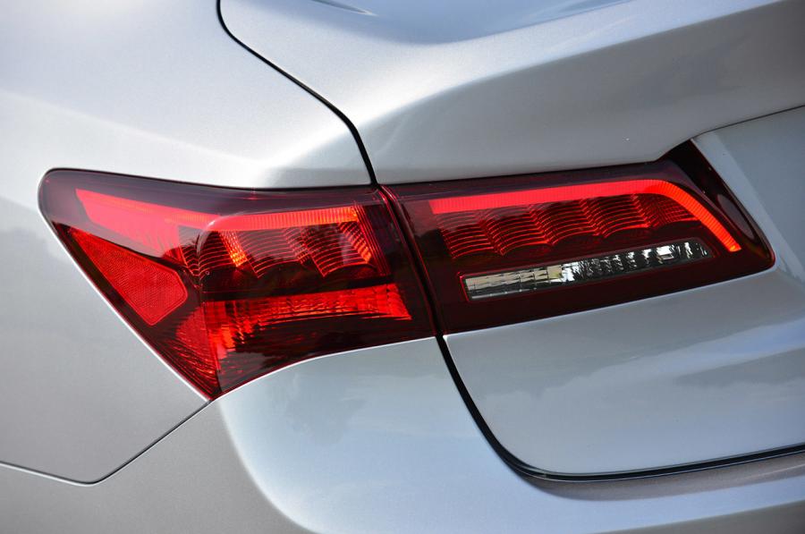Детали экстерьера Acura TLX 3.5L V6 SH-AWD 2015 года  (фото 68 из 91)